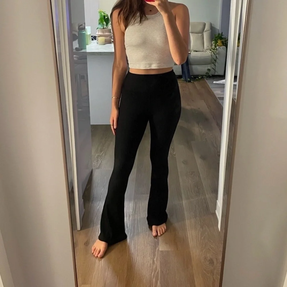 NWOT Year of Ours Black Ribbed Flared Leggings Small